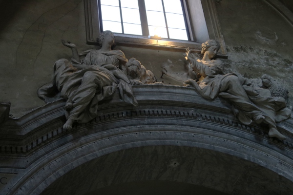 Female figures on the side arches of the Basilica of Santa Maria del Popolo.
