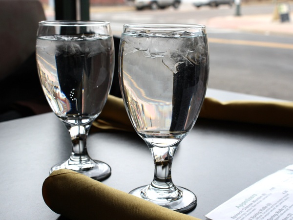 water_glasses_glass_of_water_restaurant_table