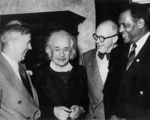 Einstein with Paul Robeson (far right) and others, courtesy of TechTimes.com.