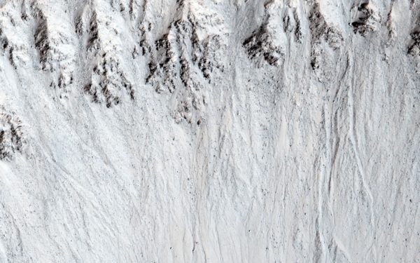 These gully-like features grow in extent over time. Image credit: NASA/JPL-Caltech/Univ. of Arizona / Mars Reconnaissance Orbiter.