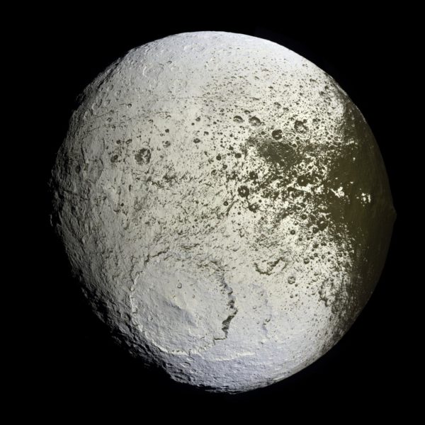 The two-toned Iapetus is the strangest known moon in all the Solar System. Image credit: NASA / JPL-Caltech / Space Science Institute / Cassini.